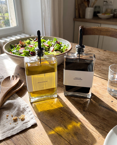 Huiliers rectangulaires Sweet Label sur une table en bois au soleil