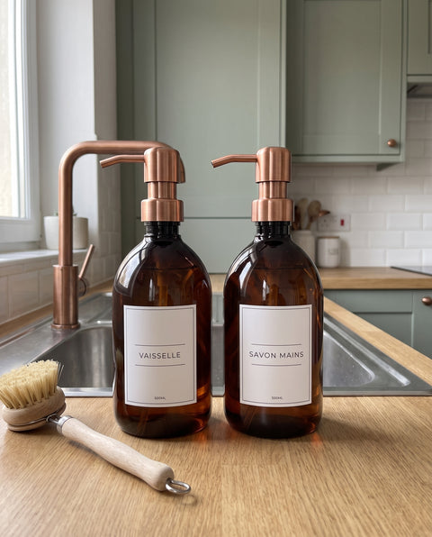 Distributeurs Sweet Label Vaisselle et Savon mains près de l'évier