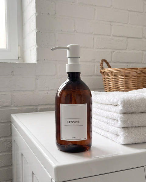 Distributeur Lessive à pompe blanche dans une buanderie