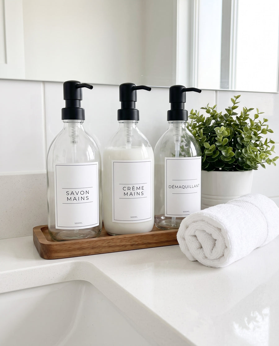 Salle de bain rangée avec trois flacons étiquetés assortis