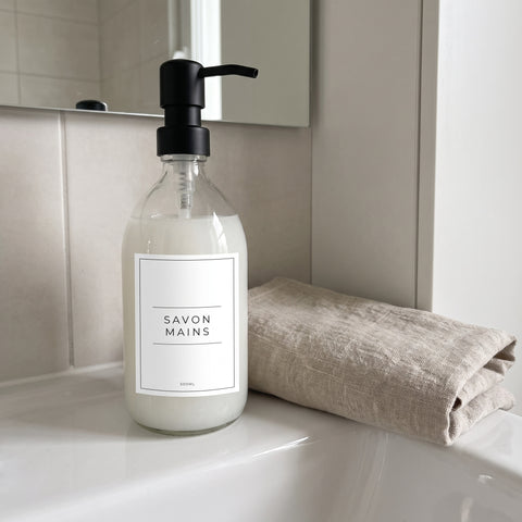 Distributeur de savon avec étiquette Minimaliste 2 Savon mains sur un lavabo