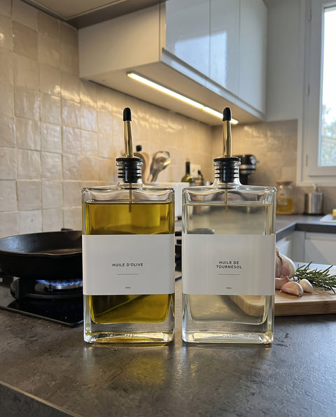 Duo d'huiliers rectangulaires à bec doré près de la cuisinière